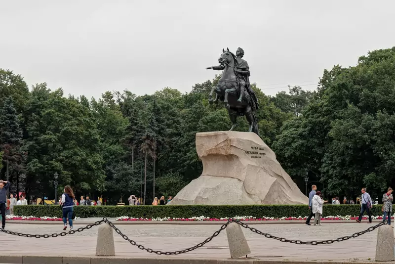 Памятник Петру I «Медный всадник» днём