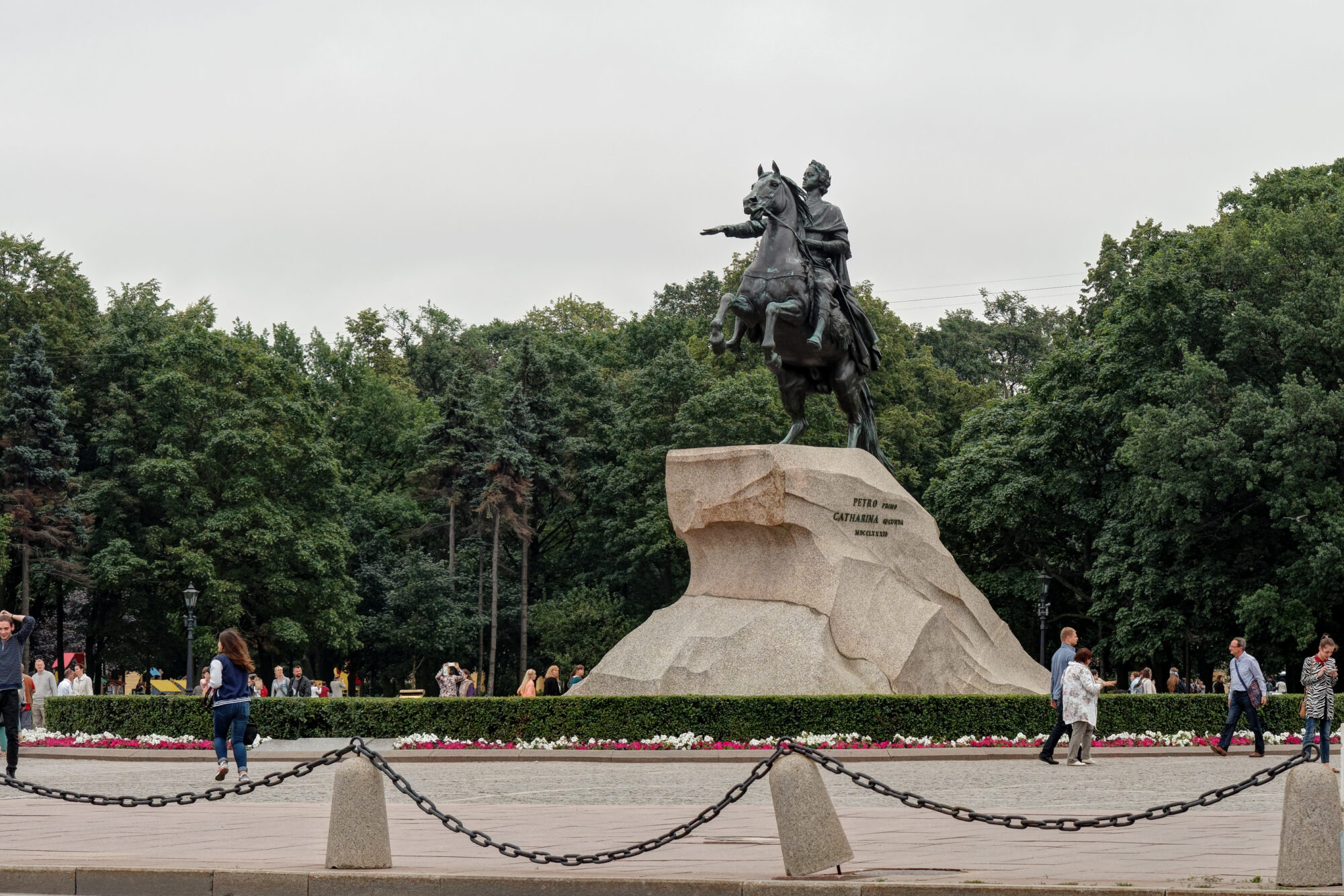Памятник Петру I «Медный всадник» днём