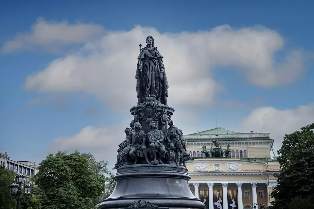 Памятник Екатерине II на площади Островского в Санкт-Петербурге