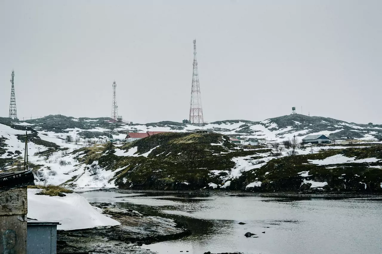Paisaje nevado y agua en la región de Murmansk