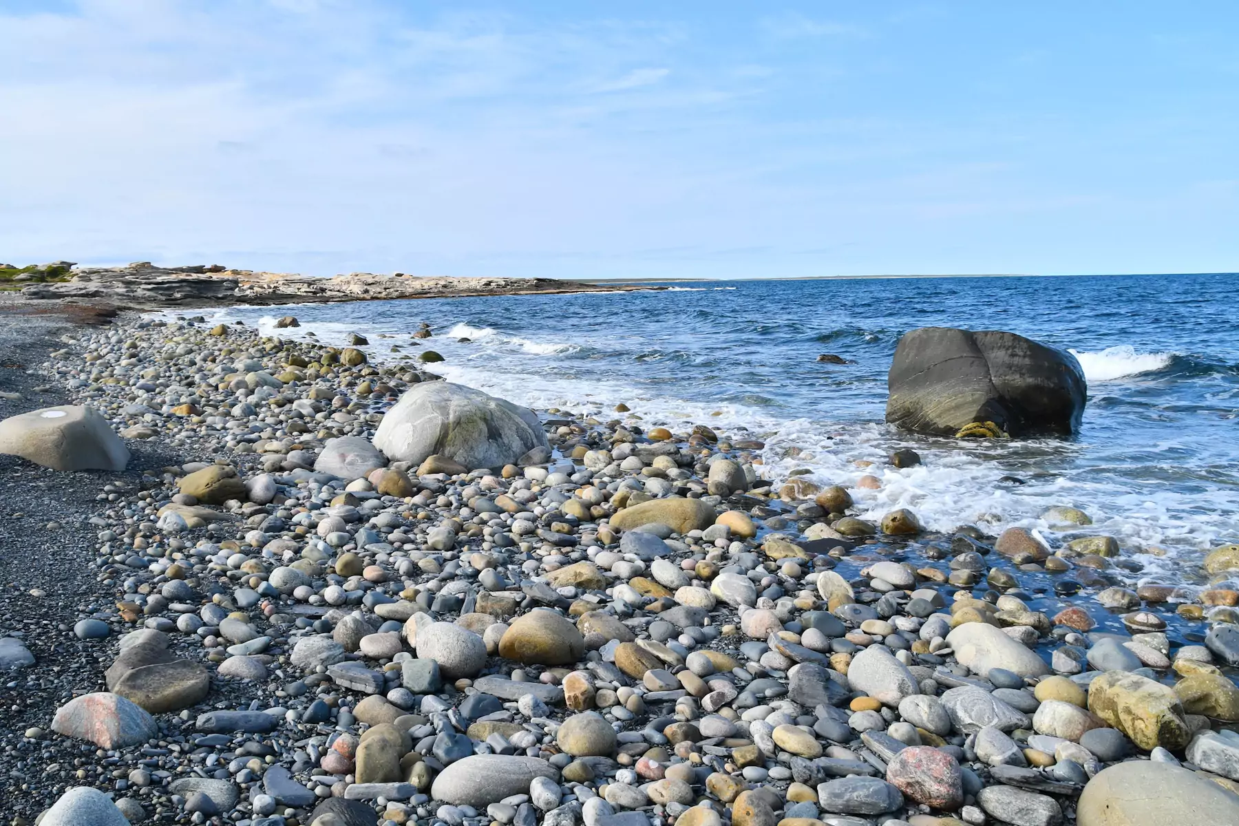 Rundgeschliffene Steine an einem Strand im Norden
