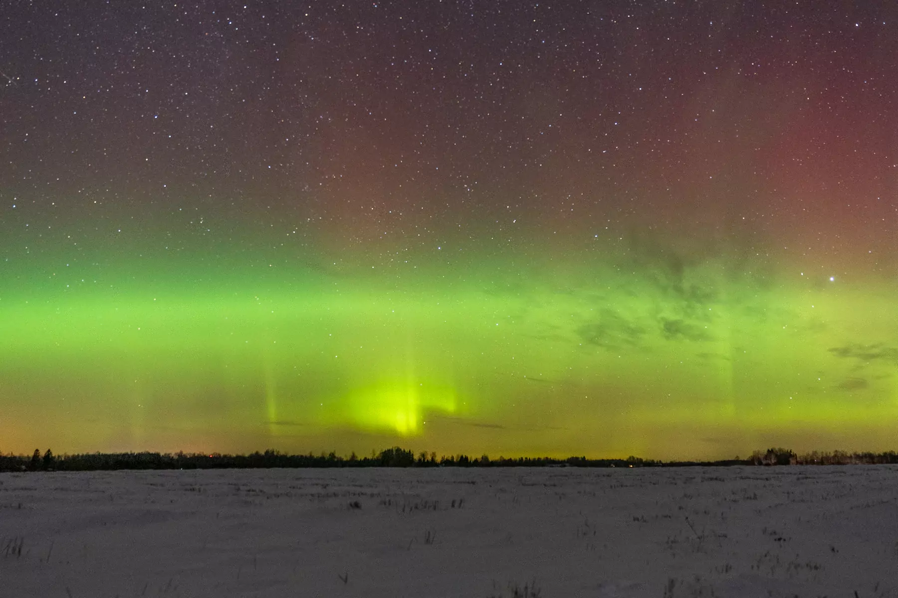 Northern lights over a snowy field Северное сияние над заснеженным полем ночью